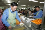 류경렬 포항제철소장과 이건수 행정부소장이 해도2동 무료급식소에서 배식 봉사활동을 펼치고 있다. 