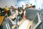러시아 연해주의 한글학교에서 KTF 직원과 인터넷을 배우는 고려인 학생
