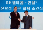 인텔의 돈 맥도날드 부사장 겸 디지털 홈 그룹 총괄(왼쪽)과 SK텔레콤의 비즈니스 총괄 이방형 부사장이 양해각서를 교환하고 기념촬영을 하고 있다.