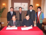 2006년 1월 5일, 이상윤(李相潤)한남대 총장이 난카이대학 겅유엔치(耿运琪) 부총장과 양해각서를 교환하고 있다. 