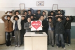 (사진 설명 : YBM어학원 강호영 이사와 2학년 8반 박종석 교사와 학생들)