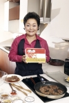 유학파 요리전문가인 빅마마 이혜정(49세)씨는 쇼핑의 지혜 CJ홈쇼핑과 공동으로 뼈없는 갈비구이, 꼬리찜, 떡갈비 등으로 구성된 웰빙 실속형 ‘F-gallery’ 라는 식품 브랜드