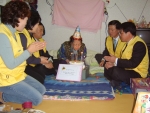 마산시 문화동 복지패밀리회(회장 손소식) 회원들은 관내 어려운 독거노인을 대상으로 생일 찾아주기 행사를 벌이고 있어 주위로부터 좋은 호평을 얻고 있다.