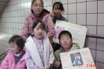 초등학생들이 지진피해어린이를 돕기 위한 포스터와 전단 제작, 모금활동을 펼치고 있다.