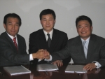 사진 왼쪽부터 미라클 리눅스 대표이사 타케시 사토(Takeshi Sato) 사장, 크리스 자오(Zhao Xiaoliang) 홍기리눅스 대표(공동법인의 대표 회장(Chairman) 