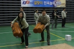 대형 스펀지 윷으로 남겨가 한 조가 되어 윷놀이를 즐기고 있다.