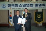 ▶사진설명 : KYU 총재 이영주 박사(오른쪽)와 특별고문 권이종 교수
