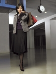 칼라와 소매에 퍼(fur)가 있는 트위드 자켓과 편안한 스타일의 검정 스커트 : 편안하고 단정하면서도 멋스러운 스타일
