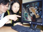 인터넷 및 모바일기기로 유치원이나 보육시설의 자녀 안전을 확인할 수 있는 어드밴텍테크놀로지스의 '유캠 서비스' 시연 장면