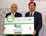 두산 김진 사장(오른쪽)이 사회복지공동모금회 이세중 회장(왼쪽)에게 성금 30억 원을 전달하고 있다.