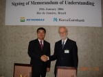 신동규 한국수출입은행장이(왼쪽) 1월 26일 리오데자네이루에서 브라질 국영석유공사(Petrobras, Petroleo Brasileiro S.A.)의 알미르 바르바싸 재무담당사장(