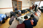 설날을 맞아 포스코 지식자산실 직원 20여명이 26일 자매마을인 동해면 약전 1,2,3리의 노인정 5곳을 방문하여 어르신들에게 세배를 하고 즐거운 한 때를 보냈다.