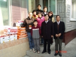 진주시 상봉서동 소재 한울타리를 방문, 위문품을 전달하고 아이들과 함께 기념사진을 찍었다. 앞줄 가운데가 이광호 원장. 