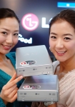 LG전자가 동영상 녹화, 저장이 가능한 ‘원터치 AV 캡쳐’기능 적용 외장형 슈퍼멀티 DVD Writer(모델: GSA-5168D)를 출시한다.