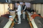 노사합동으로 사랑의 헌혈을 하고 있는 태성은 월성원자력본부장(왼쪽)과 임종열 한수원노조 월성지부위원장