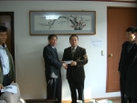 범죄예방위원 의정부지역협의회 구리지구회장(이병철)이 한국갱생보호공단 도봉출장소장(성낙중)에게 위문금을 전달하고 있다.