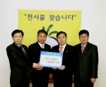 사진설명 : 2006년 2월16일(목) 헌혈증서 전달식(왼쪽부터, 드림코리아 권두성대표 부산벼룩시장 최상인대표,강신경지부장,정회대 사무국장) 

