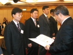 중소기업청이 16일 제주 그랜드호텔에서 개최한 산학연 2006 선포식에서  영진전문대가 산학연최우수기관으로 선정돼 중소기업청 송재빈 기술지원국장으로부터 지정서를 받는 모습