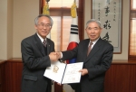 강원대학교는 2006년 2월 16일(목) 오후 2시 30분 접견실에서 대한적십자사 강원지회 김병두 회장에게 특별적십자회비를 전달하였다.