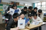아자!! 우리도 졸업앨범 생겼어요. 경남 함양 위림초등학교 학생들이 한데 모여 자신들의 학교 추억이 담긴 데이콤 아이모리 졸업 앨범북을 살펴보며 기뻐하고 있다.