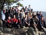 18일 동국제강 임원단은 부산의 장산 정상에 올라 각오를 다졌다. 앞에서 두번째 열 오른쪽에서 4번째가 동국제강 김영철 사장.