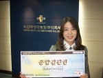 녹십자생명 신촌지점 FP께서 1년간 유효한 고객 건강검진증을 소개하고 있다. 