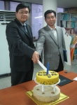  (주)아이티엔씨21의 7주년 창립 기념식을 맞아 떡 케익을 절단하고 있는 유병삼 대표이사(좌)와 노태웅 이사(우)