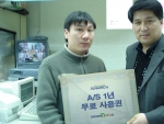 디지털 CCTV 렌탈 서비스인‘KT CCTV 아이캠’을 운영하는 보안서비스전문업체인 어드밴텍테크놀로지스(주)의 유덕민 이사(사진 오른쪽)가 디지털 CCTV 이용 고객(사진 왼쪽)을