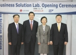 LG CNS, 한국오라클, SAP 코리아 3사는 21일 오후 LG마포빌딩에서 ‘비즈니스 솔루션 센터’를 오픈했다.

사진 왼쪽부터 한국오라클 표삼수 사장, LG CNS 신재철 