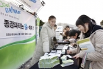 2005년 12월 한국외국어대학교에서 진행한 '종강파티는 쿨~하게' 캠페인에서 학생들이 쿨 드링커 서약에 참여하고 있다