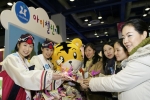아이챌린지는 삼성동 코엑스에서 열린 서울 국제 임신,출산, 유아용품 전시회 참가를 기념해 임산부들에게 순산을 기원하는 복조리를 나눠 주고 있다.