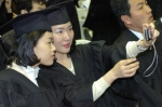 상명대학교는 23일 진행된 2005학년도 졸업식에서 해당 졸업생 전원에게 총장이 직접 학위증을 수여하는 의미있는 행사를 진행하였다.