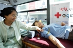 삼성화재 안양지점에서 23일 실시된 전국 순회 '사랑의 헌혈 캠페인'에 참여한 직원들이 헌혈을 마치고 받은 헌혈증서를 들어 보이고 있다.
