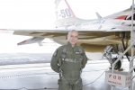 미국 레이시온社 소속의 베테랑 시험평가 조종사 Collins Peter James(콜린스 피터 제임스)가 T-50 평가비행을 위해 T-50 탑승하는 모습으로, 전방석에는 Colli