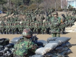 육군 7군단은 17일 경계작전 시범식 교육을 실시했으며, 사진은 수하요령에 대해 시범을 보이고 있는 모습.