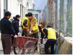 창원사랑 공무원자원봉사단이 풀잎마을서 시설청소를 하고 있다.