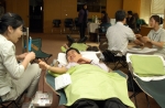 2월 27일 실시된 신보의 ‘사랑의 헌혈운동’에 참여한 직원들이 헌혈을 하며 활짝 웃고 있다.