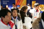지난 26일(현지 시간) 토리노동계올림픽에서 3관왕을 차지한 안현수, 진선유 선수 등 쇼트트랙 대표팀 선수들이 토리노 삼성전자 올림픽홍보관을 방문, 와이브로, DMB폰 등 삼성전자