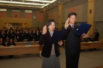 특허행정체험단 대표가 선서를 하고 있다.(왼쪽부터 박지은사무관, 신석효 사무관)