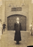 출옥 후 선생의 모습 : 신홍식 선생은 징역 2년의 실형을 선고 받고 경성감옥(현, 서대문형무소)에서 옥고를 치르다가 1921년 11월 4일에 만기 출옥했다.