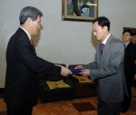 신임교원 임명장 수여 장면
