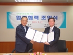 한국능률협회 신영철 부회장(사진 왼쪽)과 전남테크노파크 박병규 원장이 27일 한국능률협회에서 업무 협약식을 갖고 협약서를 교환하고 있다.
