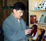 한산 소곡주 나장연 사장이 제품에 대해 설명하고 있다.