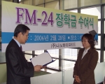 장학금 수여자 최진호 석좌교수(왼쪽)가 장학금 수여자에게 장학증서를 전달하는 모습