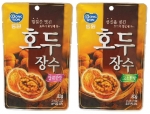 동원F&B에서 껍질을 벗긴 호두 제품 ‘동원호두장수 고소한맛’과 ‘동원호두장수 달콤한맛’을 출시하였다.