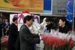 '삼성생명 아내의 날' 하루 전인 2일, 태평로 삼성생명 앞에서 삼성생명 임직원들과 도우미들이 직장인들에게 빨간 장미를 나눠주고 있다