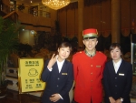지난해 중국에서 해외인턴십에 참가한 영진전문대 학생(왼쪽과 오른쪽)이 호텔관계자와 함께한 모습.
