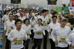 데이콤 최성원 고객서비스본부장을 비롯한 임직원 300여명과 고객 600여명이 서울 여의도에서 개최된 제 9회 서울마라톤대회에 참여, 함께 한강변을 달리는 화합의 장을 연출했다.
