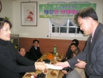 사전면담후원회 윤현주 회장이 고만수 소장에게 지원금을 전달