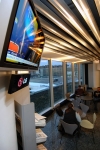 독일 프랑크푸르트 공항에 설치된 LG전자 42인치 PDP TV를 통해 공항 이용객들이 운항 정보 및 방송을 시청하고 있는 모습.